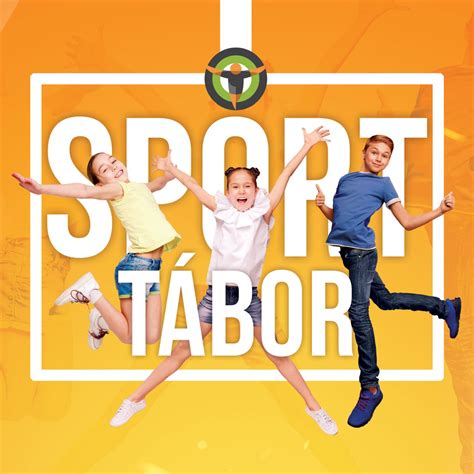 Gyerekek kerékpároznak védőfelszerelésben, sporttábor hangulat