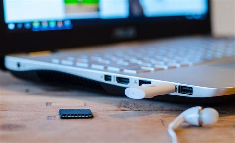 Laptop USB portjába csatlakoztatott pendrive