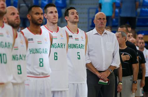 Sztojan Ivkovics, a magyar válogatott edzője instrukciókat ad