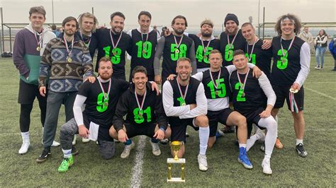 Edző és játékosok elemzik a taktikát egy amerikai futball edzésen