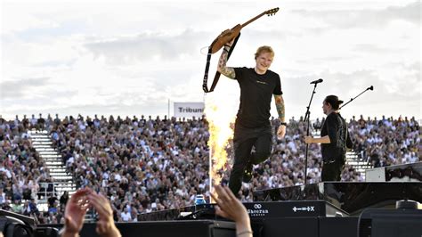 Ed Sheeran koncert előadás közben