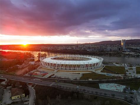 A Nemzeti Stadion panorámája Varsóra
