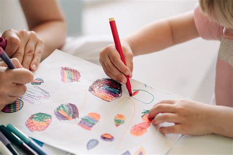 gyermek ujjaival rajzol