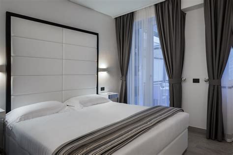 Az LHP Santa Margherita Palace & Spa luxus szobájának belső tere modern designnal