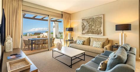 Az LHP Suite Portofino luxusapartman külső homlokzata tengerre néző kilátással