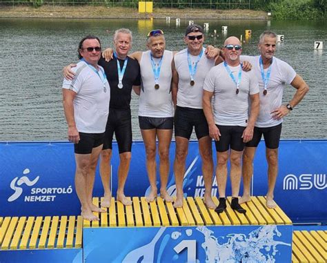 Kajak-kenu versenyzők indulnak a rajtvonalról egy masters bajnokságon