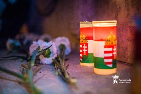 Gyertyagyújtás és virágok Tóth Kinga emlékére