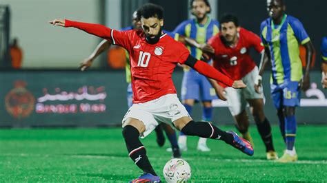 Mohamed Szalah, az egyiptomi válogatott sztárja gólt ünnepel