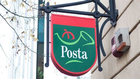 Posta bejárat nyitvatartási táblával