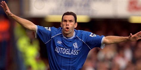 Gus Poyet menedzser feszült arccal a sajtótájékoztatón