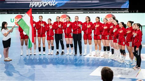 A magyar női U19-es válogatott ünnepli a bronzérmet Malit legyőzve