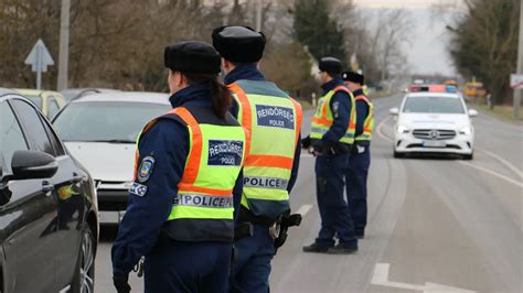 Londoni rendőrök járőrözés közben
