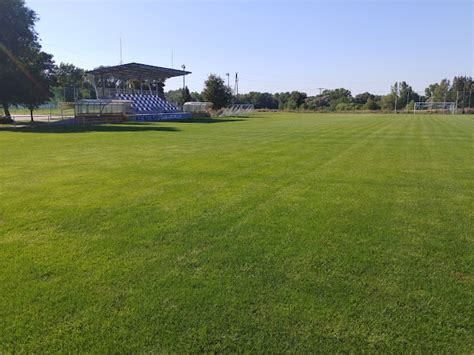 A jászárokszállási sportpálya és a lelátók a mérkőzés előtt