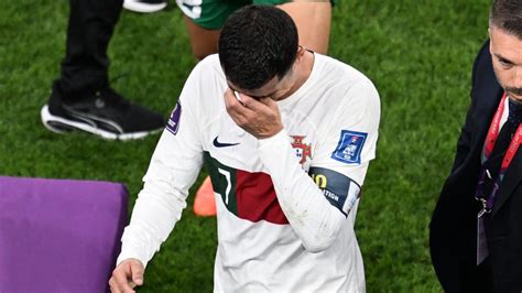 Ronaldo sírva hagyja el a pályát a Valencia elleni BL-meccsen