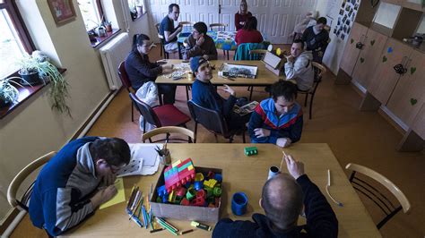 Értelmi fogyatékossággal élő sportolók fociznak