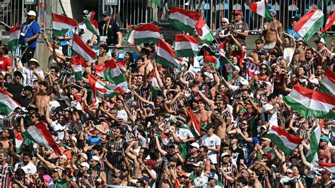 Rajongók a stadionban, egy focimeccsen
