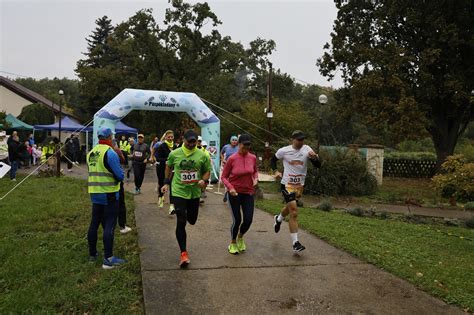 Kép egy futóversenyről, sok résztvevővel