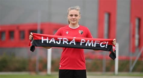 Fiatal PMFC játékos aláírja profi szerződését