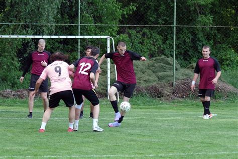 Amatőr kispályás labdarúgók, akik élvezik a játékot