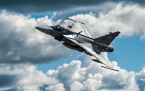 Gripen vadászgép kötelékben repülő szállítógép mellett