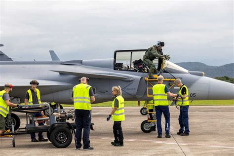 Gripen pilóta felszerelésben, felszállásra készülve