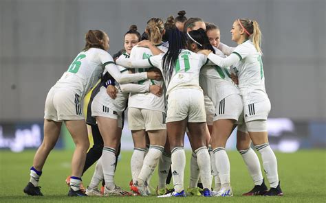 Női futballcsapatok teremtornán