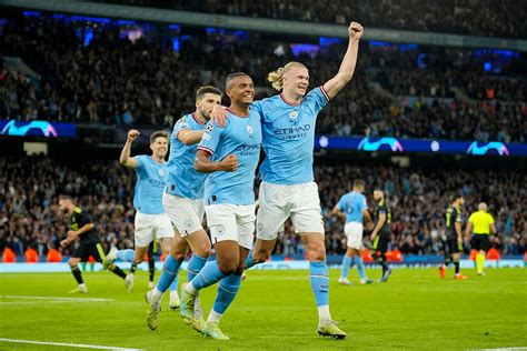 Manchester City játékosai ünneplik a gólt az Etihad Stadionban
