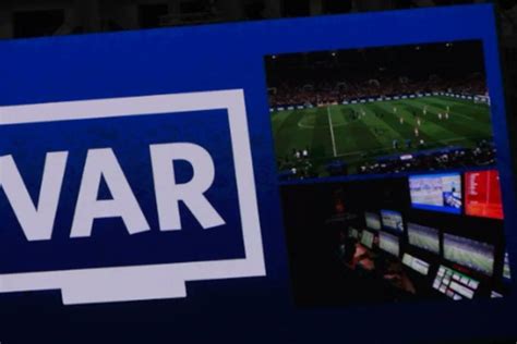 VAR felülvizsgálat képernyője egy futballmérkőzésen