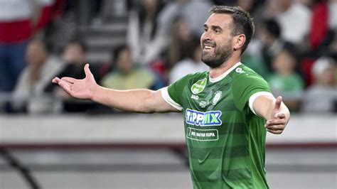 Böde Dániel, a Paksi FC játékosa egy európai kupamérkőzésen