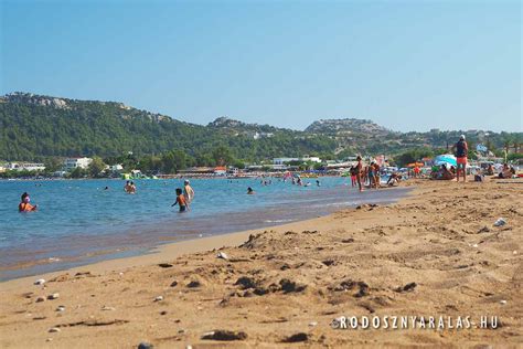Sötét homokos strand Burgaszban