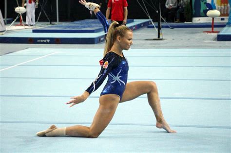 Böczögő Dorina talajgyakorlat közben