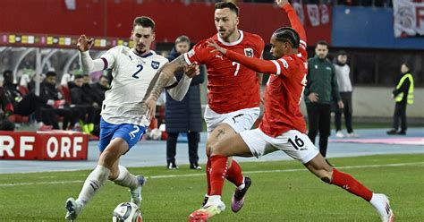Futballista csuklóvédővel akció közben