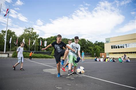 Gyerekek fociznak, csapatmunka és sportöröm
