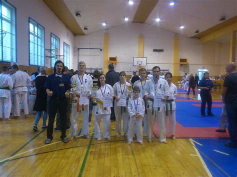 Kyokushinkai karate versenyzők bronzérmekkel a dobogón