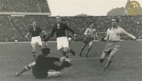 A Népstadionban rendezett első válogatott labdarúgó-mérkőzés meccslabdája, Magyarország-Svédország 2-2, 1953. november 15