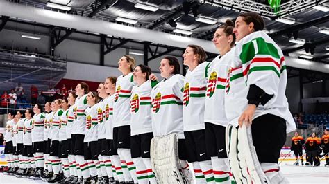 A magyar női jégkorong-válogatott csapatképe felkészülés közben