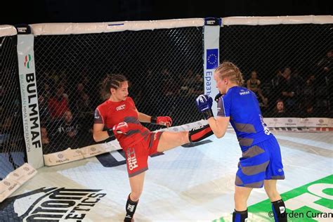 Kovács Alexandra egy MMA mérkőzés közben, akcióban