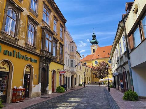 Zalaegerszegi utcakép rendőrautóval