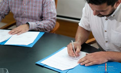 Kosárlabda játékos szerződés aláírása