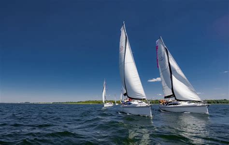 Vitorlás hajók edzésen a Balatonon