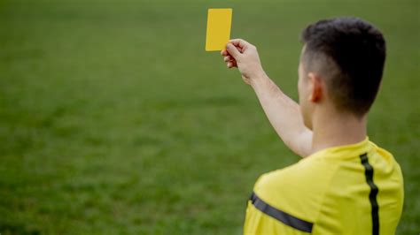 Sárga kártyát kapó futballista