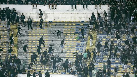 Tömegverekedés egy futballmérkőzés lelátóján