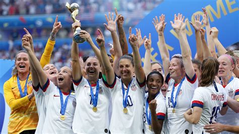 Az amerikai női válogatott világbajnoki ünneplése Alex Morgan-nal