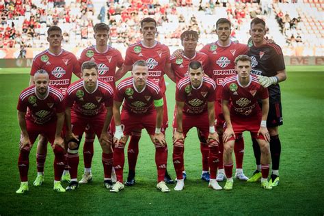 DVSC és FTC játékosok küzdelme a labdáért