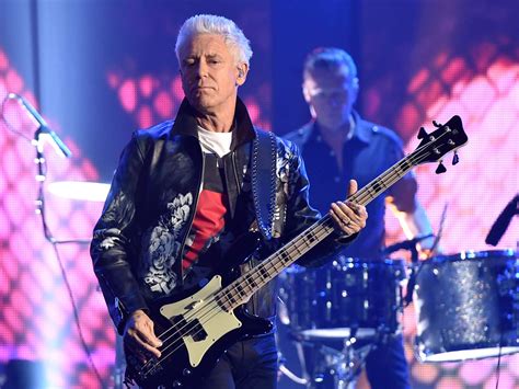 Adam Clayton fiatalon