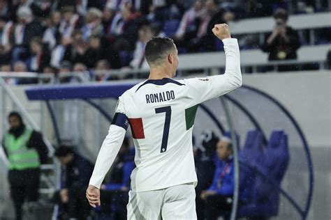 Ronaldo fekete-fehér fotója, amint egy labdát tart