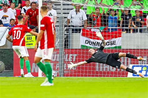 Történelmi labdarúgó mérkőzés pillanata