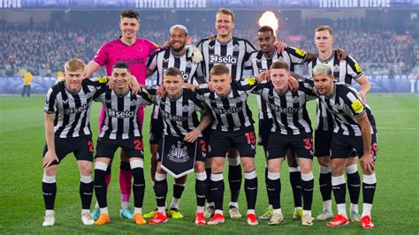 Newcastle United játékosok ünneplik a Ligakupa győzelmet