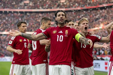 Football csapatok színes mezei és szurkolók