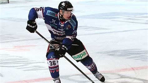 Jégkorong játékos akcióban